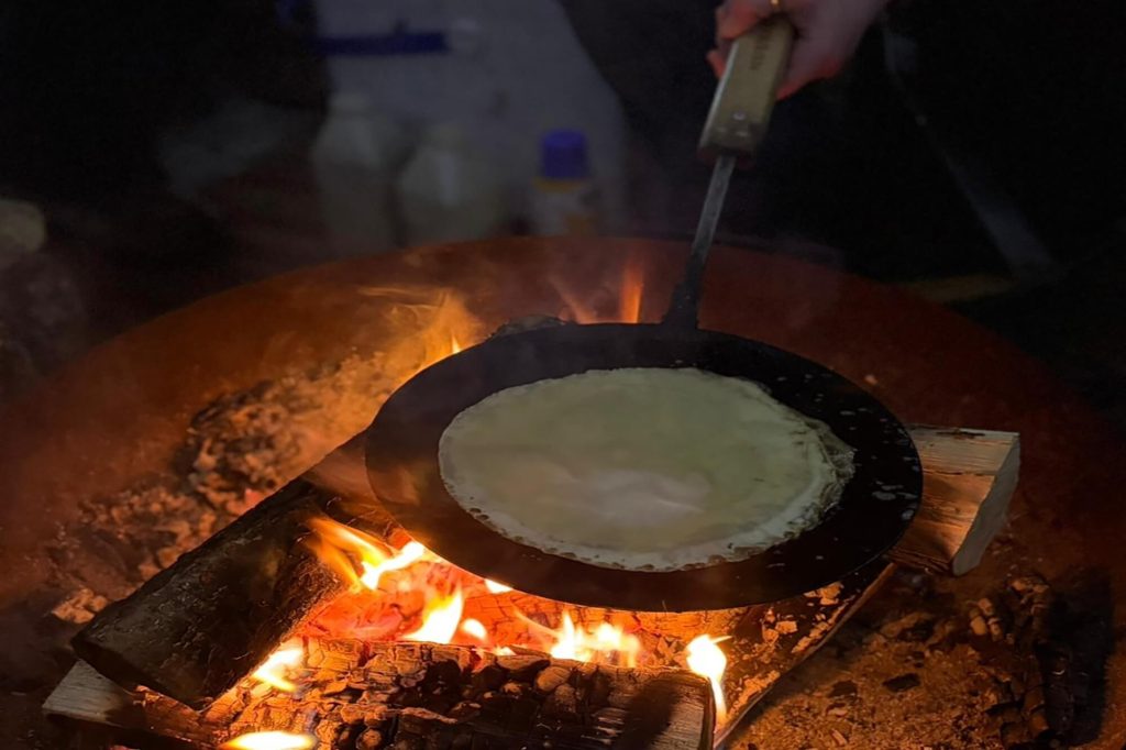Lavvo Brunch Pancakes Lapland dinner experience Lappland Abendessen am Feuer Lavvo Brunch Lappland