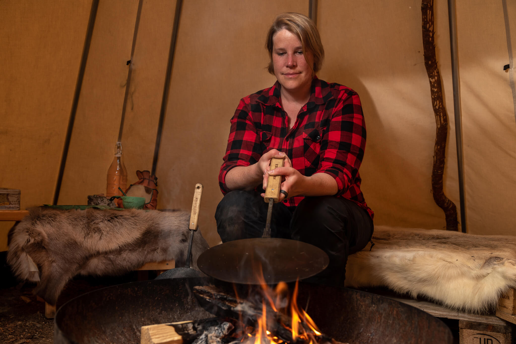 Lavvo Dinner inside the lavvo Lapland dinner experience Lappland Abendessen am Feuer
